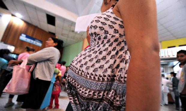 O Alto Comissariado para os Direitos Humanos dirige seu apelo especificamente aos países sul-americanos, muitos dos quais não permitem nem o aborto, nem a pílula, e que aconselharam as mulheres a evitar a gravidez devido ao risco representado pelo vírus. / Foto: Orlando Sierra/AFP