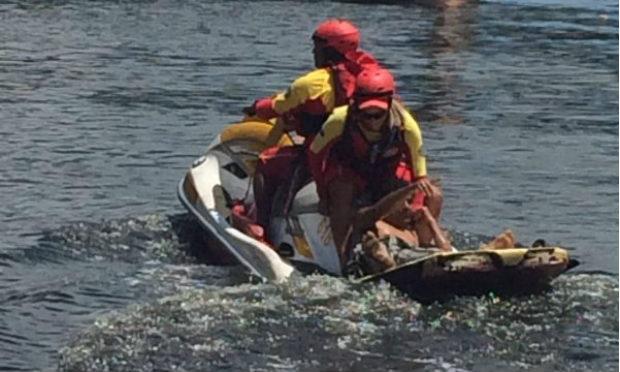 O homem, não identificado, caiu no rio Capibaribe e, segundo o Twitter da corporação, foi retirado das águas. / Foto: Reprodução/Twitter/Bombeiros-PE