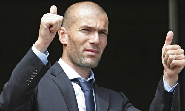 "Sinto admiração por Cristiano. É bem possível que ele jogue mais tempo do que eu (Zidane encerrou a carreira em 2006) com 34 anos. / Foto: AFP