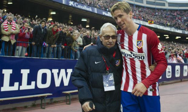Foi um duelo especial para o atacante Fernando Torres, que marcou seu 100.º gol pelo time madrilenho. / Foto: Curto De La Torre / AFP