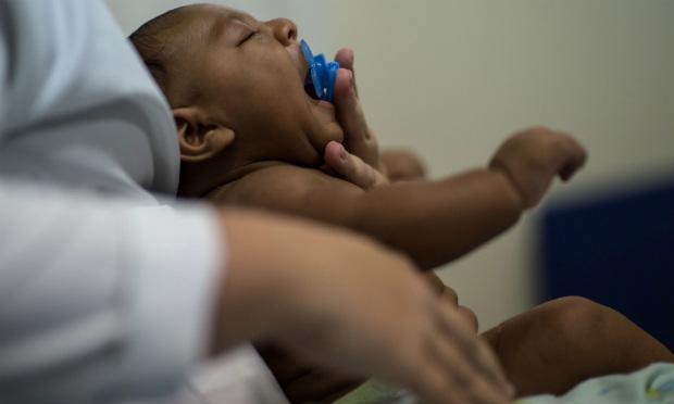 }O balanço mais recente aponta que há 1.159 casos sob investigação de bebês nascidos com perímetro cefálico menor do que o considerado normal em Pernambuco.  / Foto: Cristophe Simon/AFP