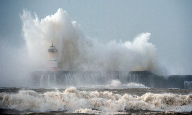 Na Grã-Bretanha, as costas do sul da Inglaterra e de Gales eram assoladas por intensas chuvas e por ventos de até 155 km/h / Foto: GLYN KIRK / AFP