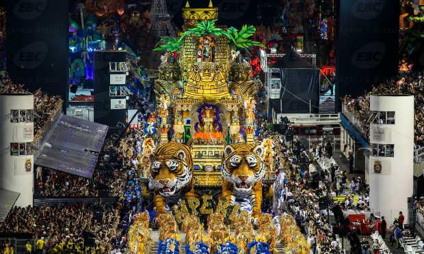 O abre-alas, imponente, com 75 metros de comprimento e 15 metros de altura, carregava o tigre, símbolo da agremiação. / Foto: Agência Brasil