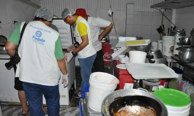 Vigilância Sanitária de Paulista apreende 45kg de produtos impróprios, além de bebidas fora de validade / Foto: Divulgação