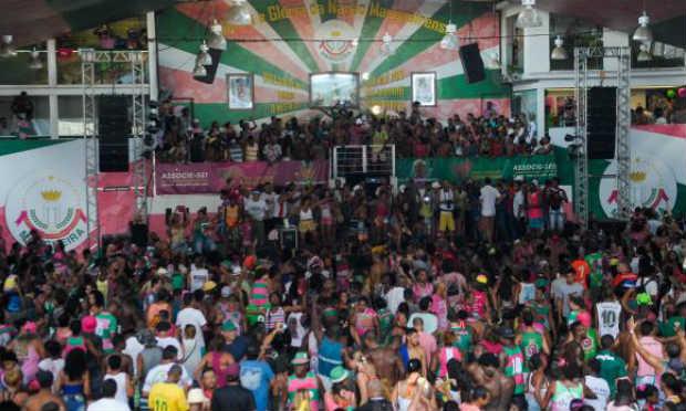 Com a quadra lotada, Mangueira comemora vitória no Carnaval
