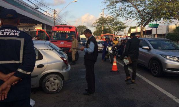 Na Avenida Abdias de Carvalho, motorista morreu após perder o controle do veículo e colidir com um poste / Foto: Cinthia Ferreira/TV Jornal