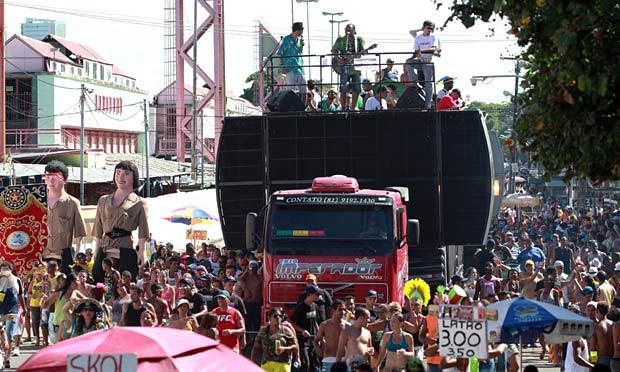Blocos das zonas Sul, Norte e Centro do Recife desfilam neste sábado (14) e domingo (15) / Foto: Michele Souza / JC Imagem