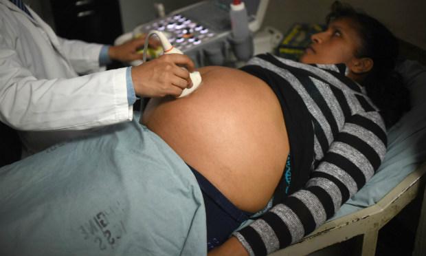  A (OMS) declarou estado de emergência sanitária por causa da possível ligação entre a propagação da zika em mulheres grávidas e um aumento nos casos de bebês com microcefalia.  / Foto: Johan Ordonez/AFP