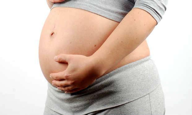A jovem está na 19ª semana de gravidez, mas os exames mostram o desenvolvimento do bebê em condições normais / Foto: Reprodução