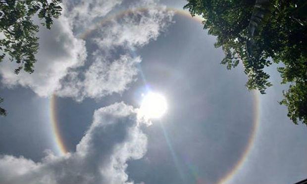 Nome do efeito é halo solar e já foi registrado outras vezes no céu da capital pernambucana / Foto: Deyvson Lima/ ComuniQ