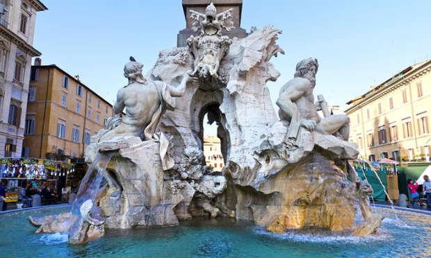 Um turista filmado nadando nu em uma das mais famosas fontes de Roma provocou um debate sobre turismo / Foto: Reprodução