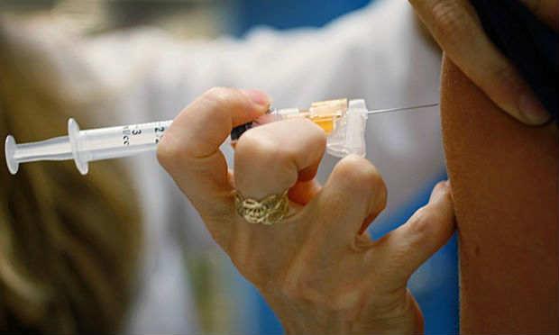 O esclarecimento veio depois de boatos sobre supostos casos de gestantes que tomaram vacinas vencidas / Foto: AFP