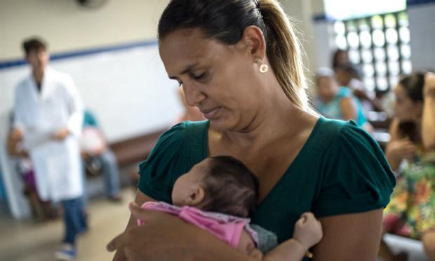 Este produto foi utilizado no Brasil, onde foram registrados cerca de 4.000 casos de microcefalias. / Foto: Critstophe Simon/AFP