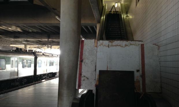 Na estação Camaragibe, nenhuma das escadas rolantes funciona / Foto: Amanda Miranda/JC Trânsito