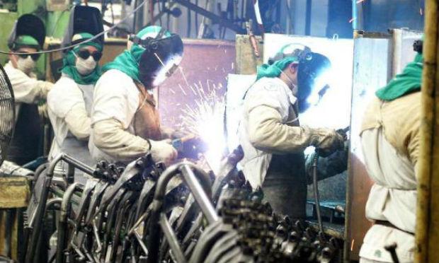 O emprego caiu nos 18 setores industriais pesquisados pelo IBGE / Foto: Agência Brasil