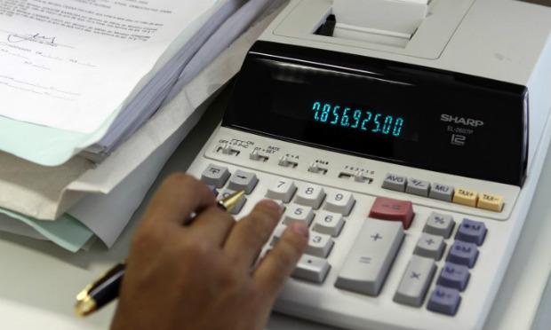 O BC, o comprometimento de renda das famílias com o Sistema Financeiro Nacional (SFN) caiu um pouco de outubro (22,5%) para novembro (22,4%) / Foto: Agência Brasil
