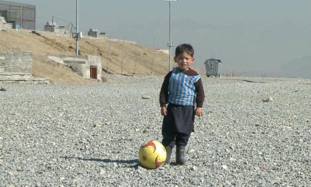 Pequeno Messi afegão recebe camisas autografadas do ídolo