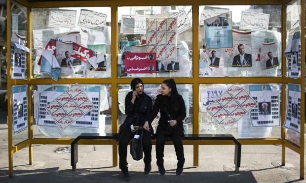 Sobre um total de quase 4.900 candidatos, apenas 500 são mulheres e nenhuma está na lista de aspirantes à Assembleia de Especialistas, que elege um guia supremo da República Islâmica, e que também será renovada nesta sexta-feira. / Foto: Behrouz Mehri / AFP