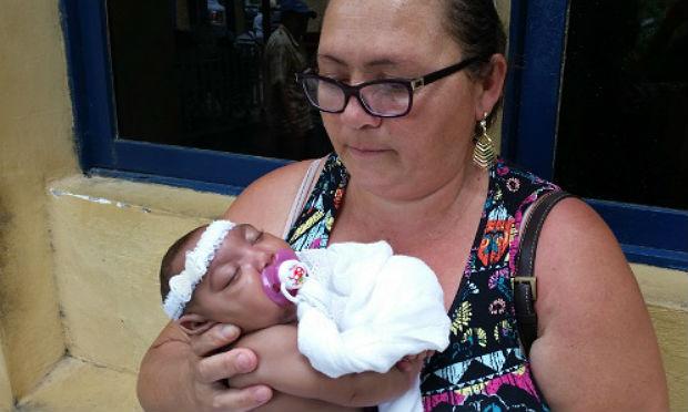 ''Faria tudo de novo'', diz tia que adotou sobrinha com microcefalia