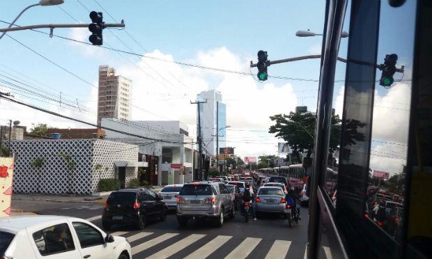 Carro quebrado trava Zona Sul do Recife
