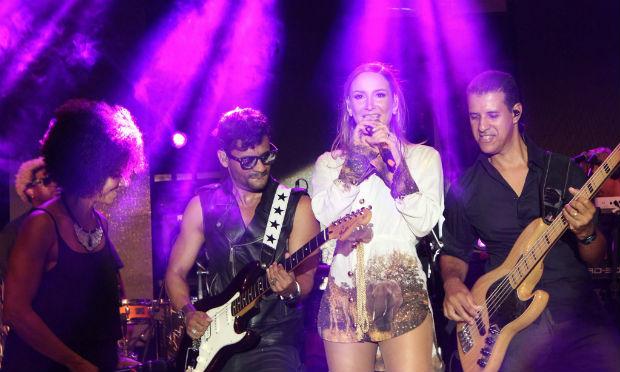 Claudia Leitte lança nova música, Ricos de Amor, em vídeo no Facebook