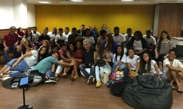 Jovens de Brasília Teimosa e Pina participam de oficina de canto com Nanny Soul
