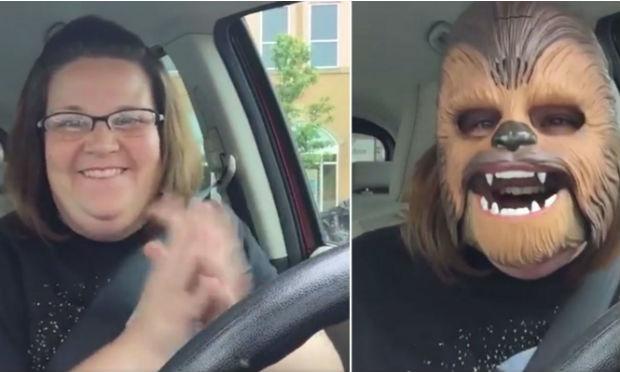 Mulher que viralizou como 'Chewbacca' encontra diretor de 'Star Wars'