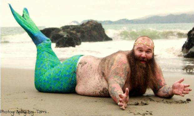 Ensaio fotográfico com barbudo vestido de sereia é sucesso na internet