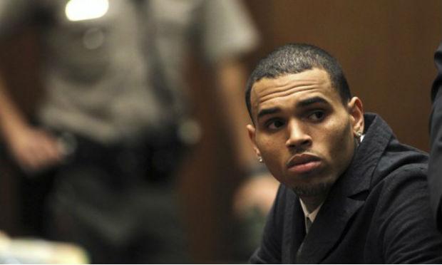 Chris Brown é acusado de ameaçar mulher com uma arma