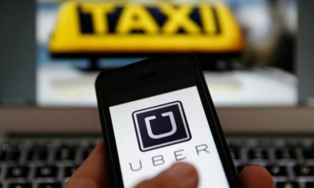 De acordo com o autor, hoje pesam sobre os taxistas exigências legais, que não são cobradas aos motoristas de Uber / Foto: AFP