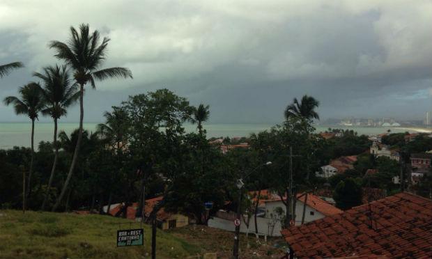 O céu deve ficar parcialmente nublado ao longo do dia, mas não chove no Estado. Na foto, a Cidade Alta em Olinda e Recife ao fundo / Foto: Julliana de Melo/NE10