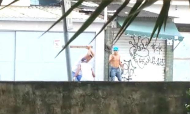 Vídeo mostra grupo desferindo pauladas contra a cabeça da vítima / Foto: Reprodução/Whatsapp