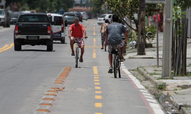 Vias para bicicleta no Recife estão longe do ideal / Foto:Helia Scheppa/Arquivo JC Imagem