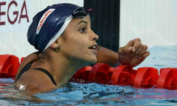 Etiene Medeiros conseguiu a marca exigida para ir ao mundial na prova dos 50m costas. / Foto: Alexander Nemenov / AFP