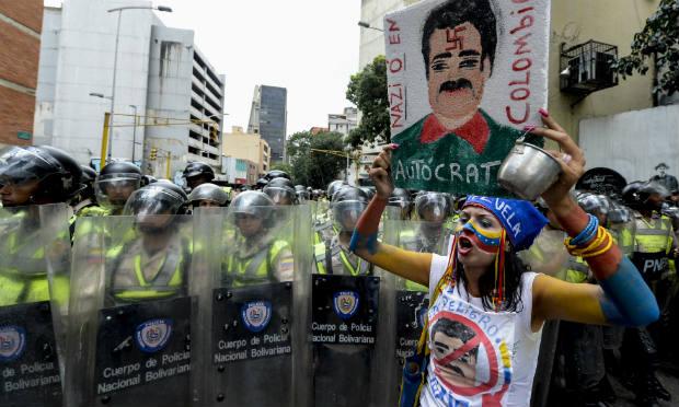 Em Caracas, os manifestantes chegaram de cinco ponto até a Avenida Libertador, liderados por dirigentes da coalizão opositora Mesa da Unidade Democrática (MUD). / Foto: Federico Parra / AFP