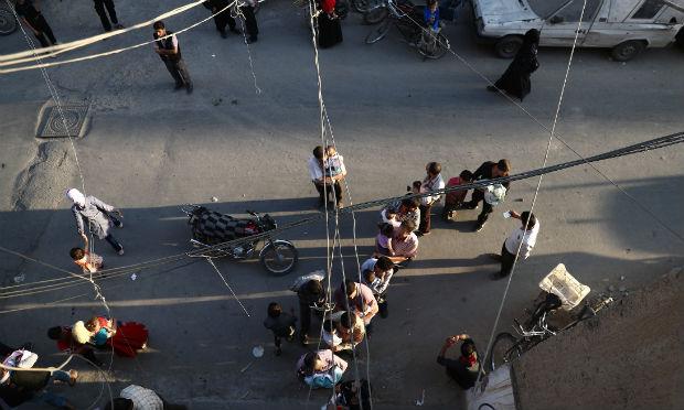 Seis civis, entre eles uma criança, morreram na cidade de Aleppo, e outros 22, no oeste da província / Foto: AFP