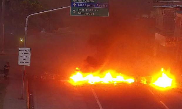 Avenida Desembargador José Neves foi bloqueada com objetos incendiados  / Foto:Reprodução/Monitoramento CTTU