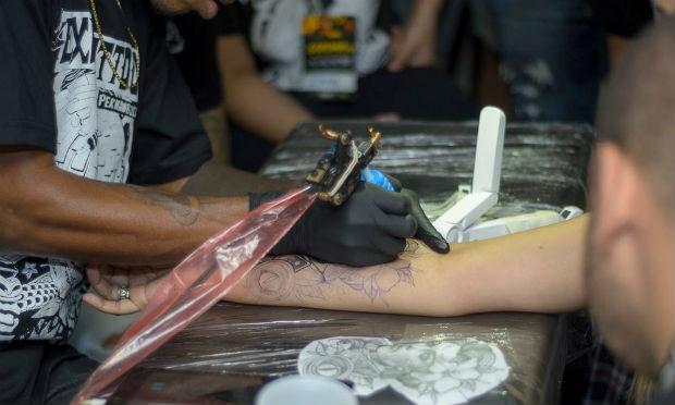 Tatuagens tornaram-se mais populares com a criação da máquina de tatuar, no final do século XIX. / Foto: Facebook Expo Tattoo Pernambuco.