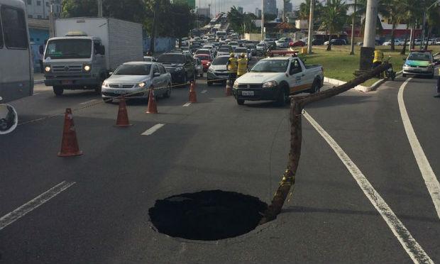 O asfalto cedeu no início da tarde desta sexta-feira (23) / Foto: Divulgação/Compesa