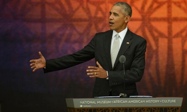 O primeiro presidente negro dos Estados Unidos cortou a fita e inaugurou o museu, revestido em bronze, de 37.000 m², diante de milhares de pessoas. / Foto: Astrid Riecken / Getty Images / AFP