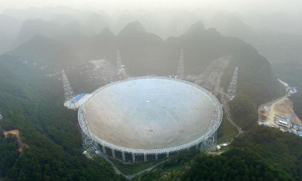 O telescópio foi chamado pelos cientistas de "Five-hundred-metre Aperture Spherical Radio Telescope" (FAST) / Foto: STR / AFP
