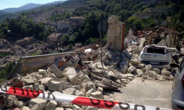 O centro de solidariedade em Montegallo, na província de Ascoli Piceno, para os atingidos pelo terremoto do dia 24 de agosto na região central da Itália / Foto:Angelo Carconi/Agência Lusa/EPA/direitos reservados