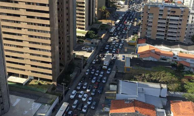 O trânsito ficou parado na Avenida Bernado Vieira de Melo, em Piedade, em Jaboatão dos Guararapes / Foto: @Jcosta83B, via Twitter