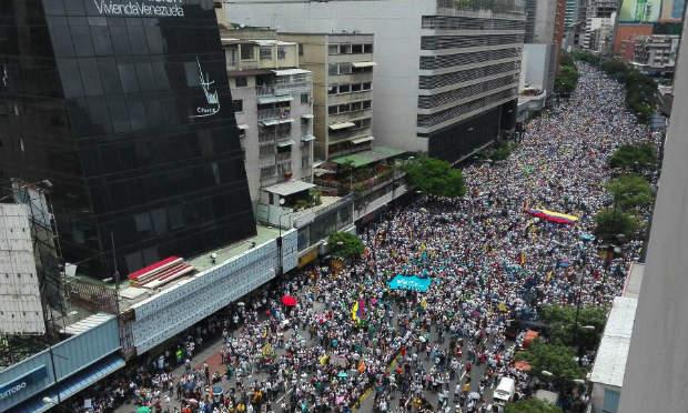 As manifestações foram convocadas para exigir que o referendo revogatório contra o presidente Nicolás Maduro seja realizado ainda em 2016. / Foto: STR / AFP