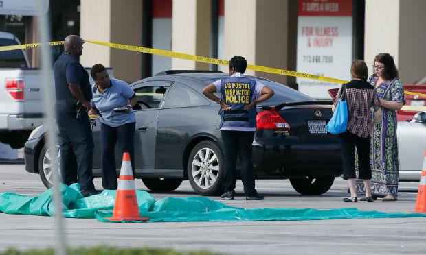 A polícia informou que inspecionava o veículo do atirador em busca de explosivos. / Foto: Bob Levey / Getty Images / AFP