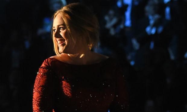 Adele recebeu um disco de diamante pelo álbum "25", lançado em novembro, durante uma cerimônia no Madison Square Garden de Nova York. / Foto: Robyn Beck / AFP