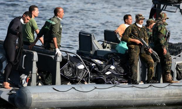 As autoridades informaram que conseguiram virar a embarcação e que os socorristas tiveram acesso à câmara fria. Segundo os ocupantes, ela continha centenas de pessoas. / Foto: Mohamed El-Shamed / AFP