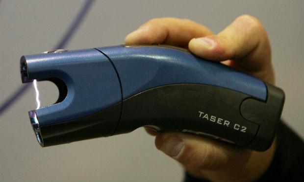 O taser é um dos aparelhos usados por mulheres para se defender dos agressores. / Foto: Divulgação.
