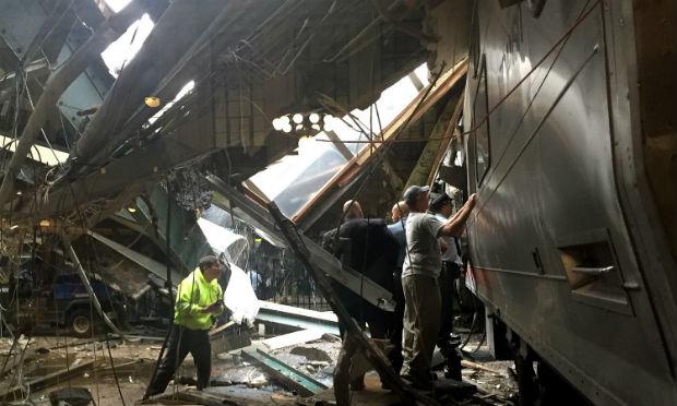 Um funcionário do sistema de trânsito de Nova Jersey, Michael Larson, disse à imprensa que o trem colidiu com um bloco de concreto na entrada da estação. / Foto: Pancho Bernasconi q Getty Images / AFP