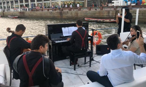 Catamarã oferece música para quem estiver na região do cais até o Marco Zero. / Foto: Gustavo Belarmino/Portal NE10.